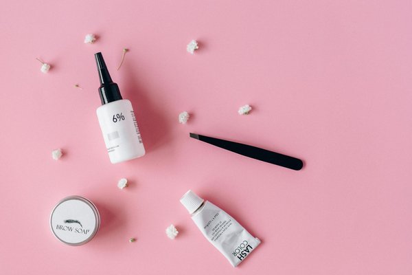 Comment les célébrités influencent-elles les choix vestimentaires des femmes ?