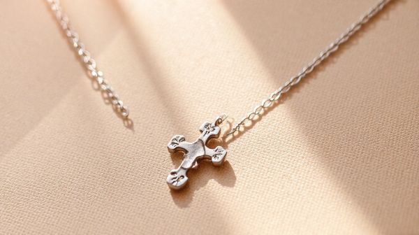 Découvrez les avantages d'un collier croix femme tendance