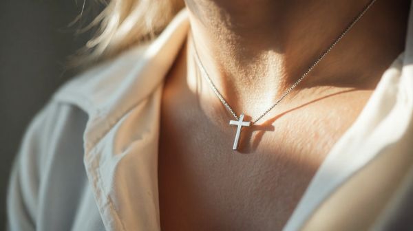 Découvrez les avantages d'un collier croix femme tendance